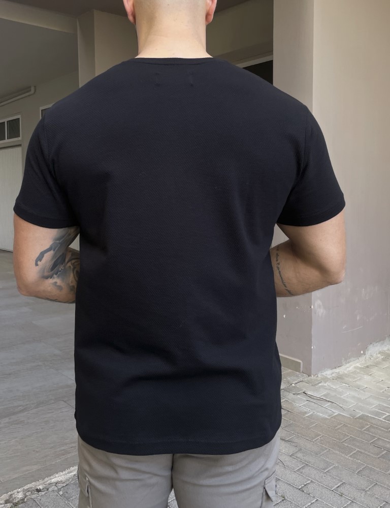 Ανδρική μαύρη κοντομάνικη μπλούζα με ανάγλυφο σχέδιο 24242 φωτογραφία